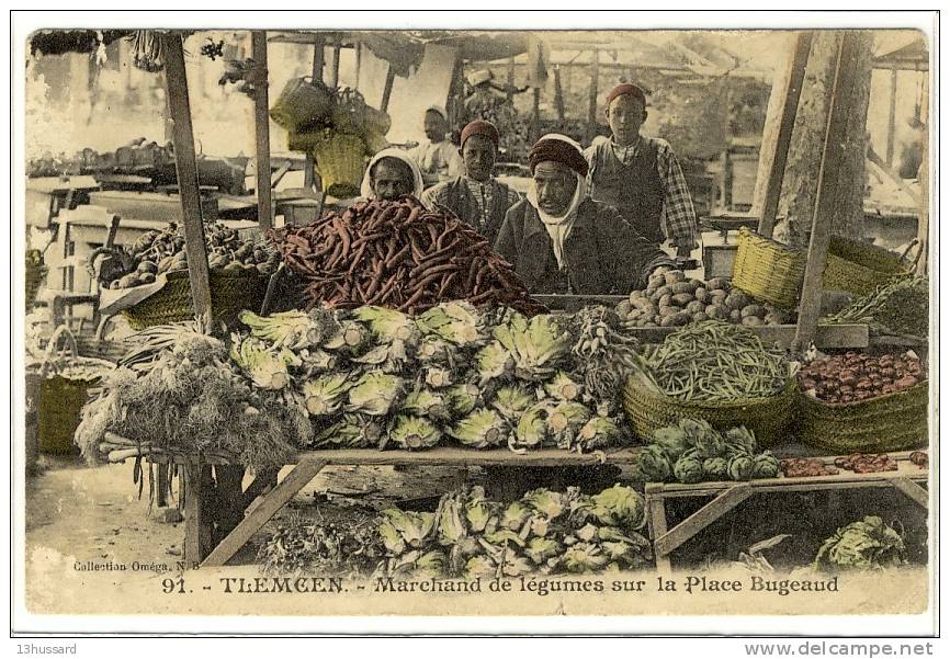 Carte Postale Ancienne Algérie - Tlemcen. Marchand de Légumes sur la place Bugeaud - Commerces
