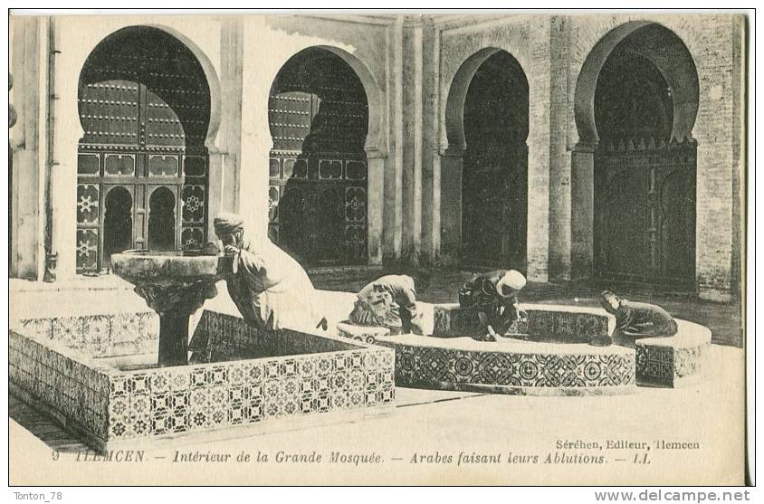 TLEMCEN  -  INTÉRIEUR DE LA GRANDE MOSQUÉE  -  ARABES FAISANT LEURS ABLUTIONS