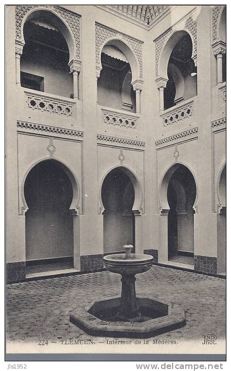 CPA L INTERIEUR DE LA MEDERSA