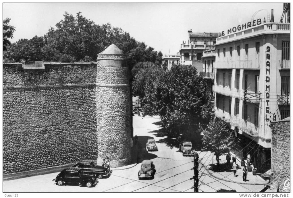 ALGERIE - TLEMCEN - L'Entrée de la Place du Méchouar et le Grand Hôtel du Moghreb