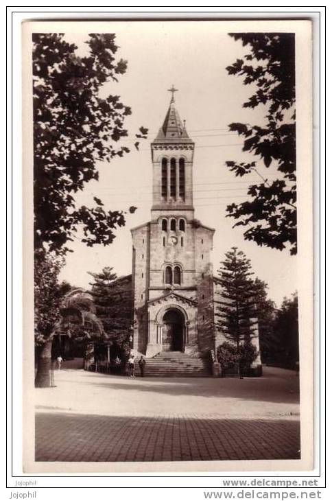 tlemcen - l´église - neuve - personnages devant l´église