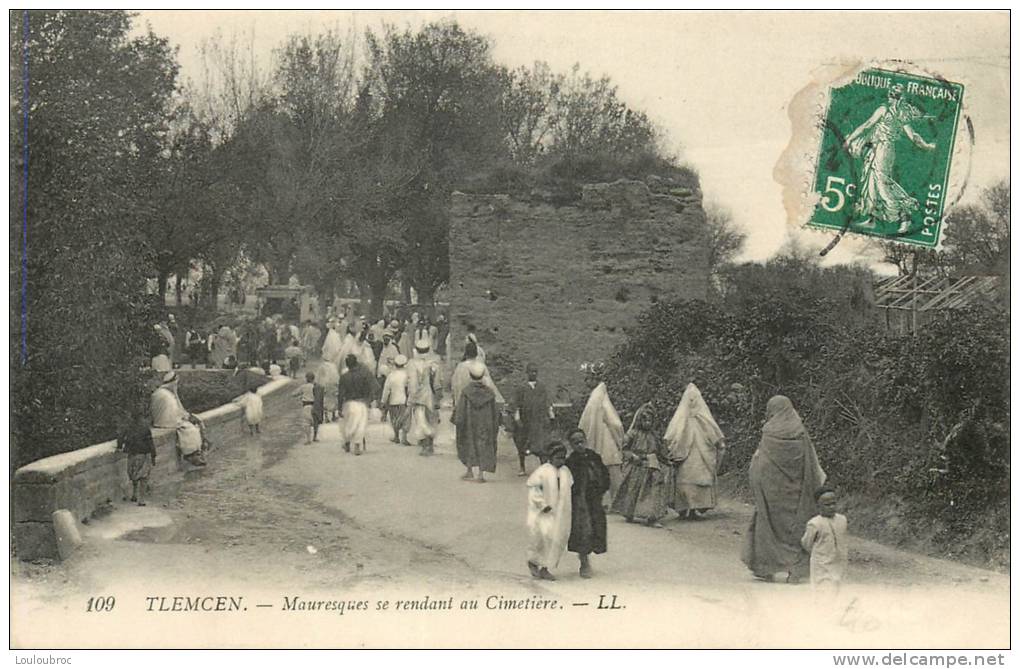 TLEMCEN MAURESQUES SE RENDANT AU CIMETIERE