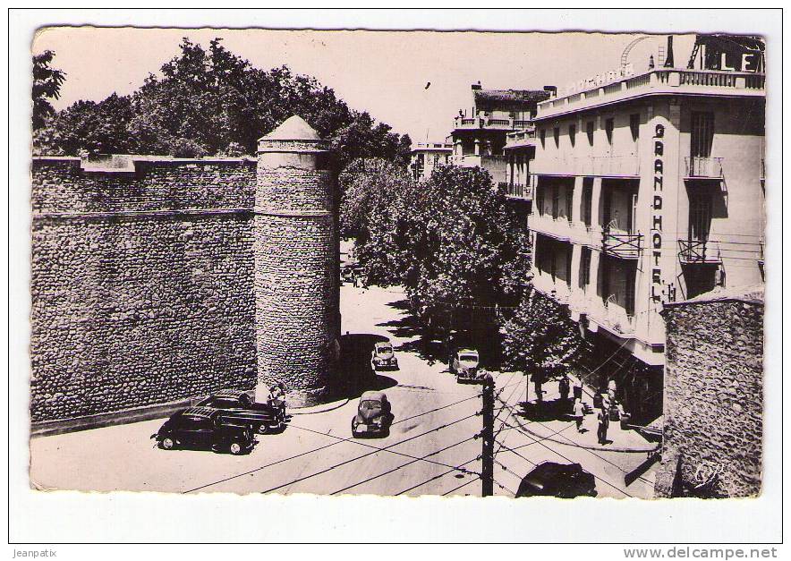 TLEMCEN - Entrée de la Place du Méchouar et le grand Hôtel du Moghreb