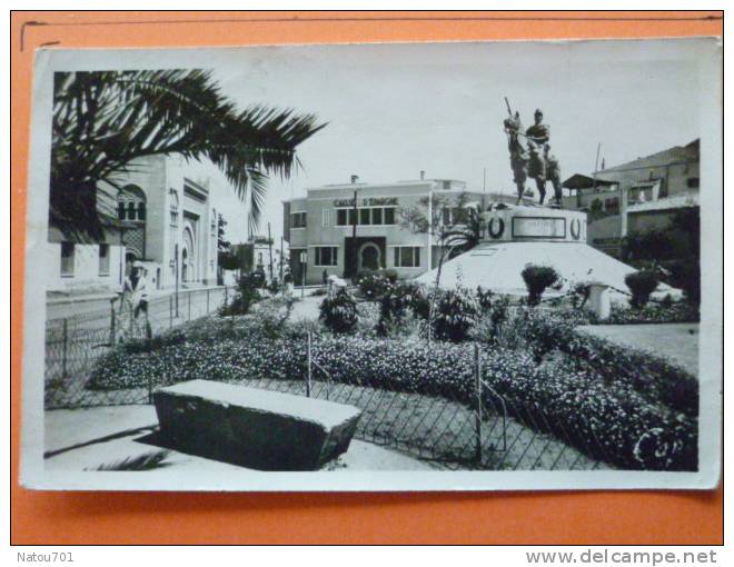 E1-Agerie-tlemcen-place du 2° chasseurs--statue-