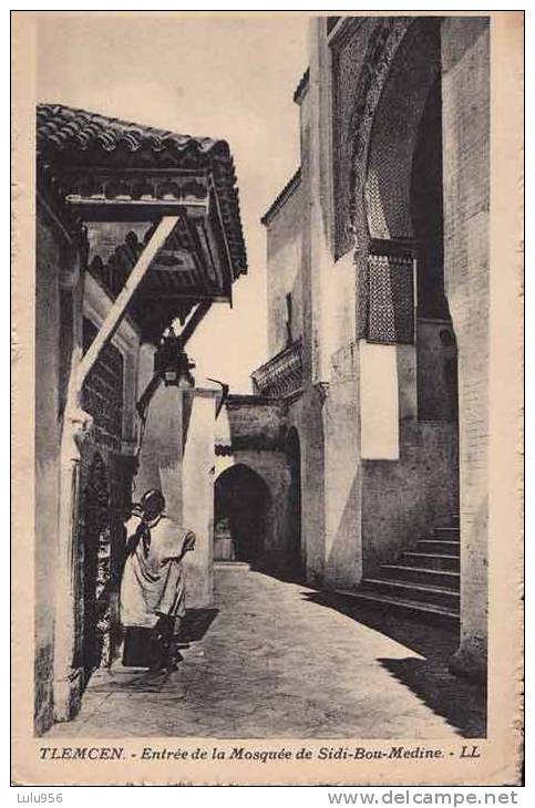 CPA * * TLEMCEN * * Entrée de la Mosquée de Sidi-Bou-Medine   ( Carte Vierge )