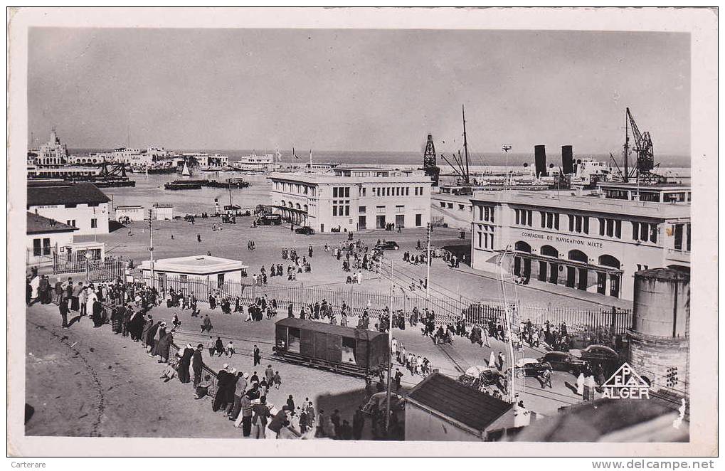 Afrique,AFRICA,AFRIKA,Alg érie,ALGER ,gare maritime,l'amirauté,waggo n,compagnie de navigation ,foule,rare