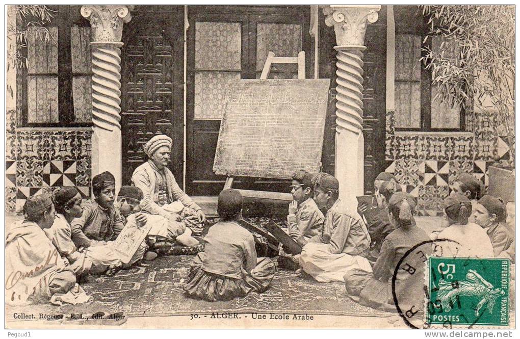 CARTE POSTALE ANCIENNE. ALGERIE. ALGER. UNE ECOLE ARABE.  1911.