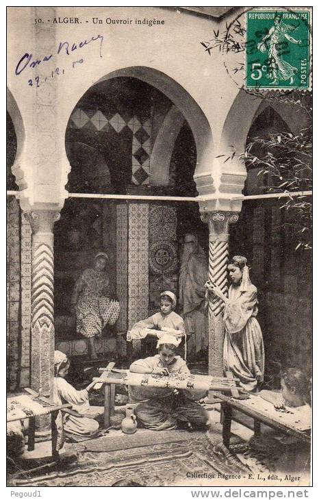 CARTE POSTALE ANCIENNE. ALGERIE. ALGER. UN OUVROIR INDIGENE. 1910.