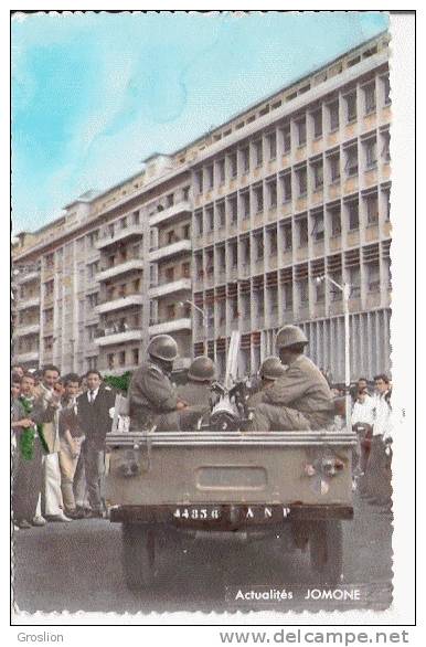 FETE NATIONALE ALGERIENNE DU 1 ER NOVEMBRE 1962   HAIE FORMEE PAR LA JEUNESSE F L N AVENUE DU 1 ER NOVEMBRE