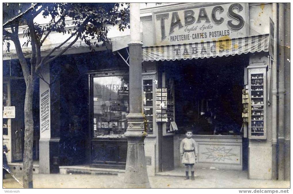 CARTE PHOTO D'UN MAGASIN TABACS... ET CARTES POSTALES