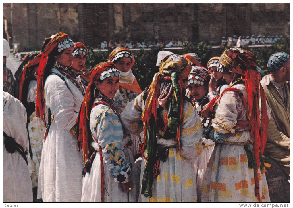 AFRIQUE,AFRICA,ALGERIE,AL GERIENNE EN 1968,ALGER,FILLE,FILLETTE ,DANCE,DANCEUSE DE RUE,FOLKLORE,RUBAN DE L'ESPOIR