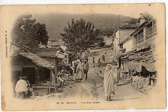 CPA - ALGERIE - BOUGIE - une Rue Arabe  - (Bon  Plan très Animé) oblitérée en 1906