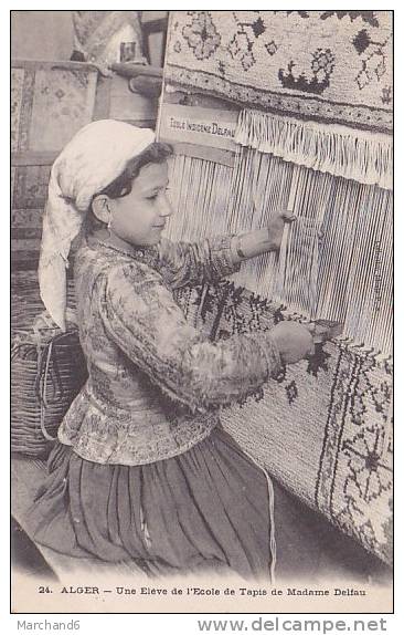 ALGERIE.ALGER.UNE ELEVE DE L ECOLE DE TAPIS DE MADAME DELFAU