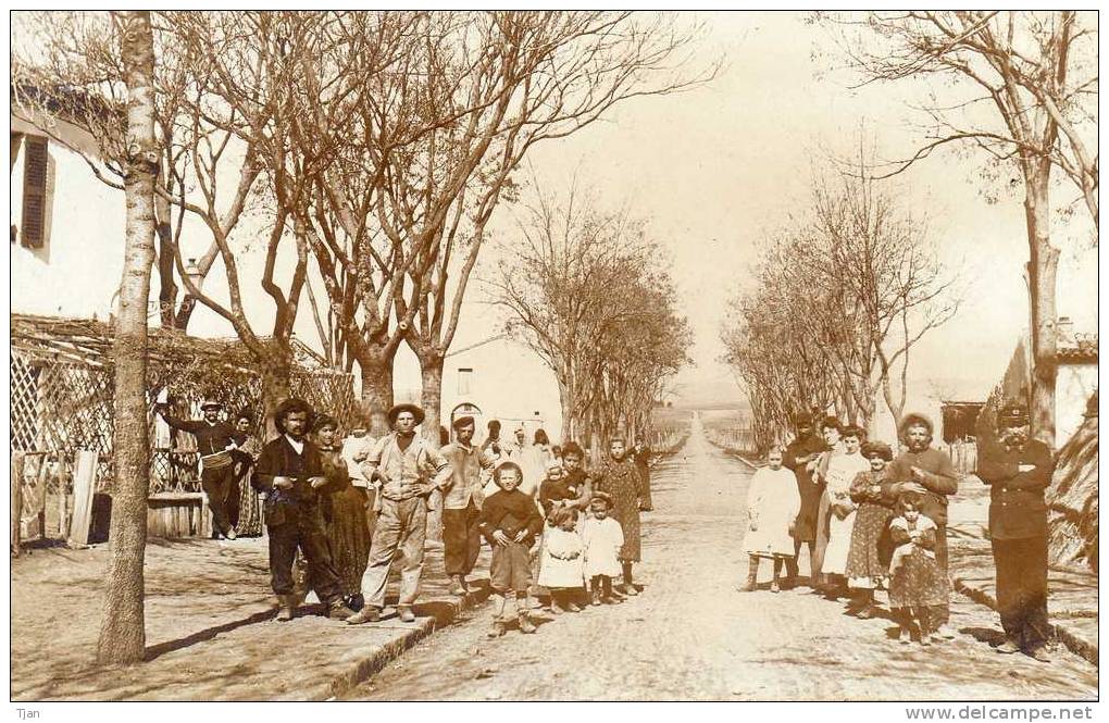 CPA ALGÉRIE-BERTVILLE-RUE DU VILLAGE-GROSSE ANIMATION---PHOTOCARTE BOUIRA