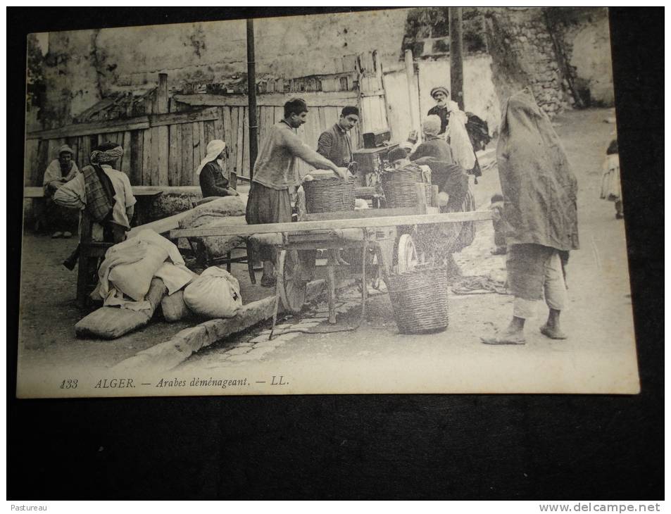 Algérie. Alger. Arabes déménageant.