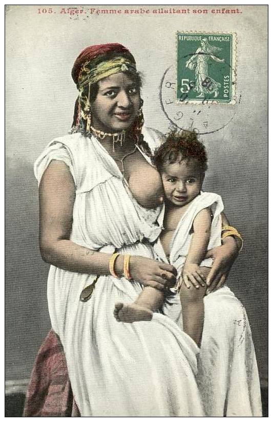ALGERIE - ALGER - FEMME NUE allaitant son enfant