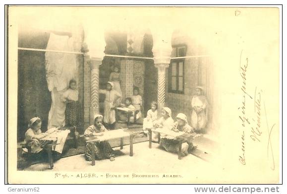 CPA Algerie ALGER (ecole de broderies)