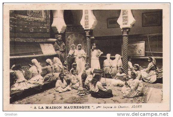 A LA MAISON MAUREQUE ALGER (BELLE ANIMATION AVEC TAPIS)