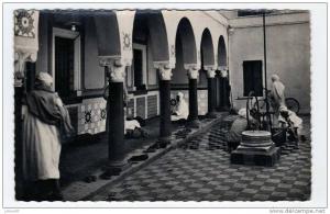 CPA    ALGERIE          BONE     1956      INTERIEUR DE LA MOSQUEE         ANIMEE