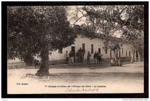 CPA AFRIQUE -VILLAGES D'ALGÉRIE- COLOMB-BECHARD- 1er GROUPE D'AVIATION  LA CANTINE TRES ANIMÉE