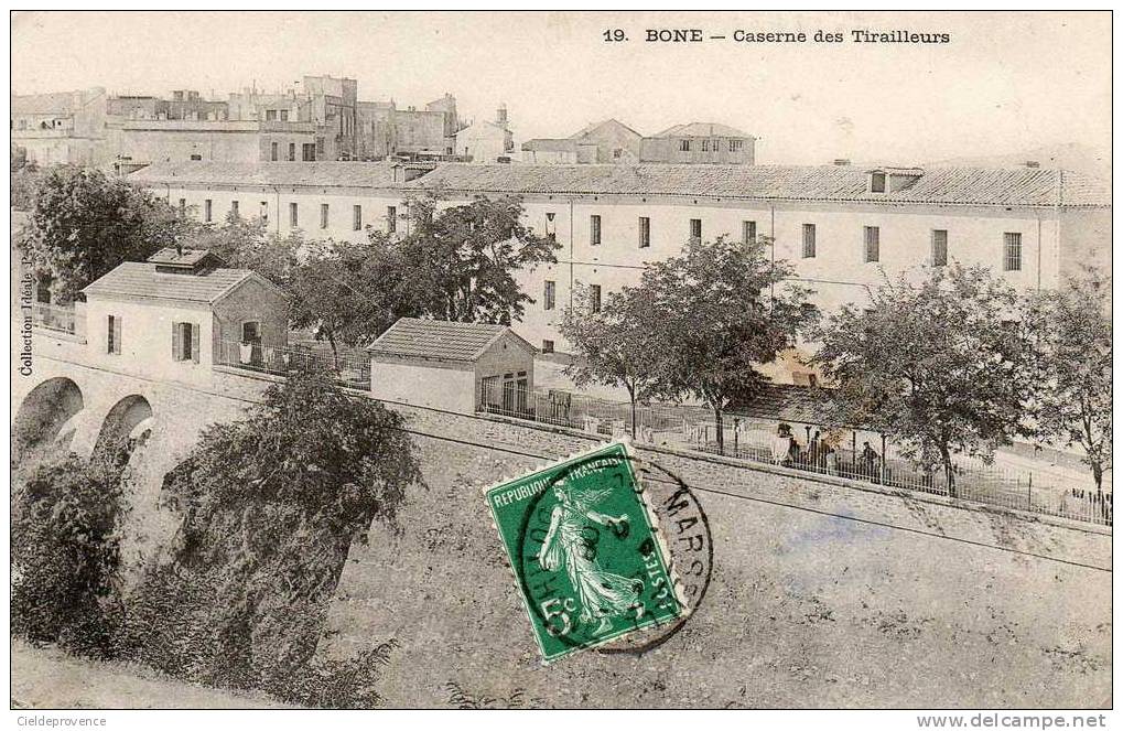 19 BONE (ANNABA). Caserne des Tirailleurs. (animation sous le préau où sèche le linge).