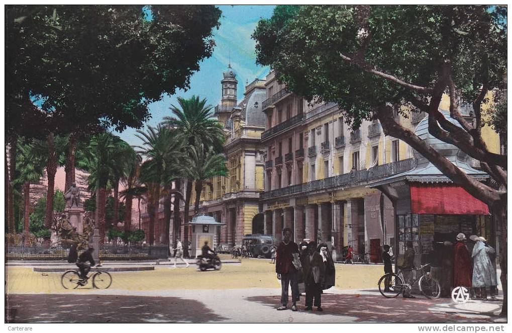 afrique du nord,AFRICA,AFRIKA,Algéri e,Algéria,ANNABA EN 1950,BONE,place du théatre,hippone,cycliste, banque,rare