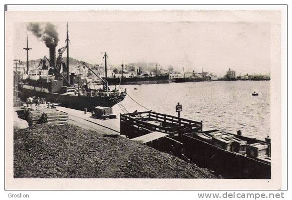 BONE 970 LE VIEUX PORT  (BATEAU ACCOSTE)