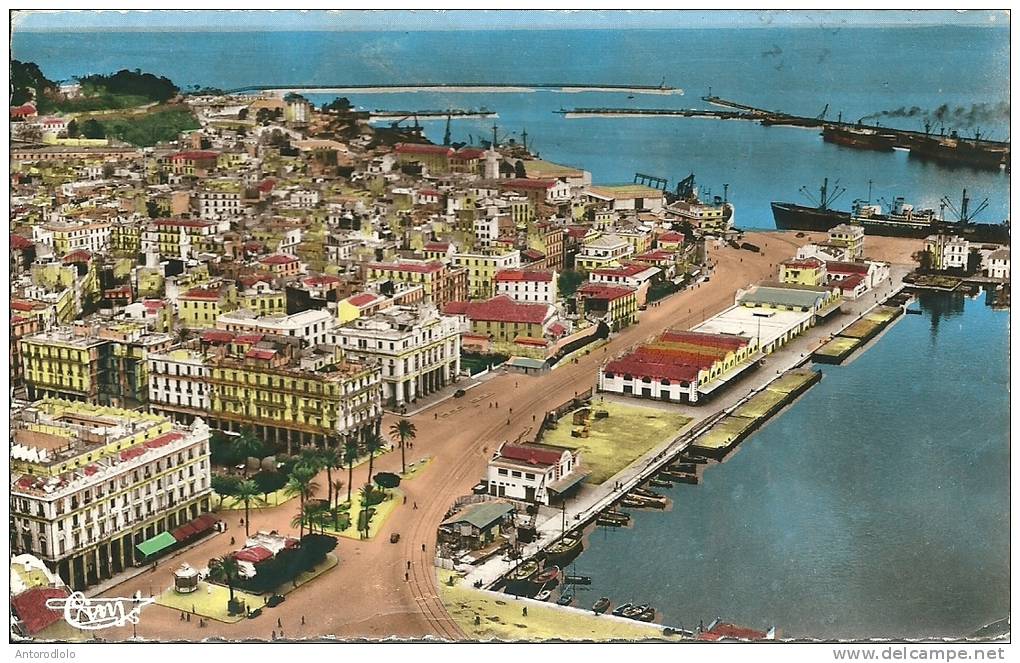 BONE  vue aérienne sur le port, place des gargoulettes, le quai Warnier