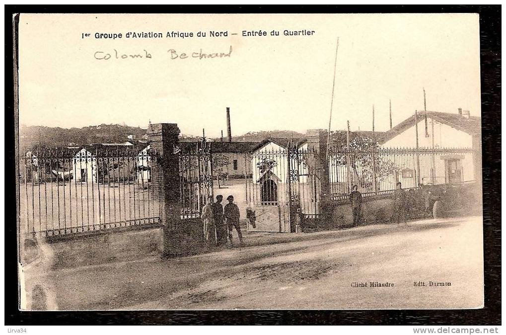 CPA AFRIQUE -VILLAGES D'ALGÉRIE- COLOMB-BECHARD- 1er GROUPE D'AVIATION- ENTRÉE DU QUARTIER  ANIMÉE-