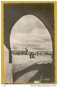 ALGERIE - COLOMB BECHAR - La place Lutaud vue d´une arcade