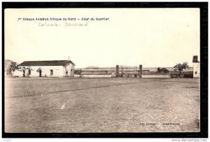 CPA AFRIQUE -VILLAGES D'ALGÉRIE- COLOMB-BECHARD- 1er GROUPE D'AVIATION  LA COURS DU QUARTIER-