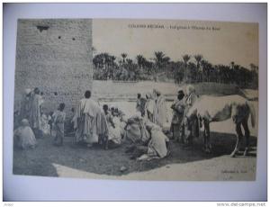 Algérie    COLOMB-BECHAR  -  Indigènes à l'entrée du KSAR   Belle animation