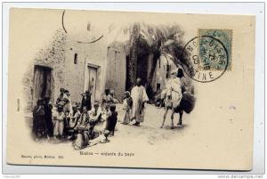 ref 183 - BISKRA - enfants du pays (1905 - SUPERBE PLAN - oblitération de Biskra - scan du verso)