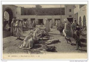 Carte Postale Ancienne Algérie. Biskra - Marchands de Dattes - Commerce, Fruits