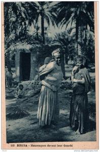 Biskra. Mauresques devant leur Gourbi.