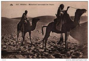 Biskra. Méharistes traversant les Dunes.