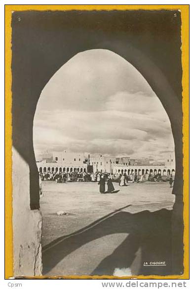 ALGERIE - COLOMB BECHAR - La place Lutaud vue d´une arcade