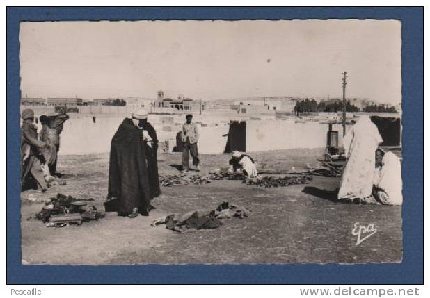 CP COLOMB BECHAR - UN OBSERVATEUR AU MARCHE AUX PUCES - BELLE ANIMATION