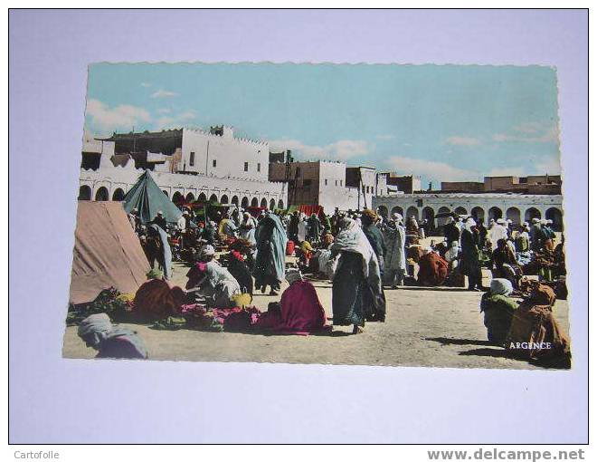 (342) - 1 - carte postale sur colomb bechar la place des chameaux un jour de marché