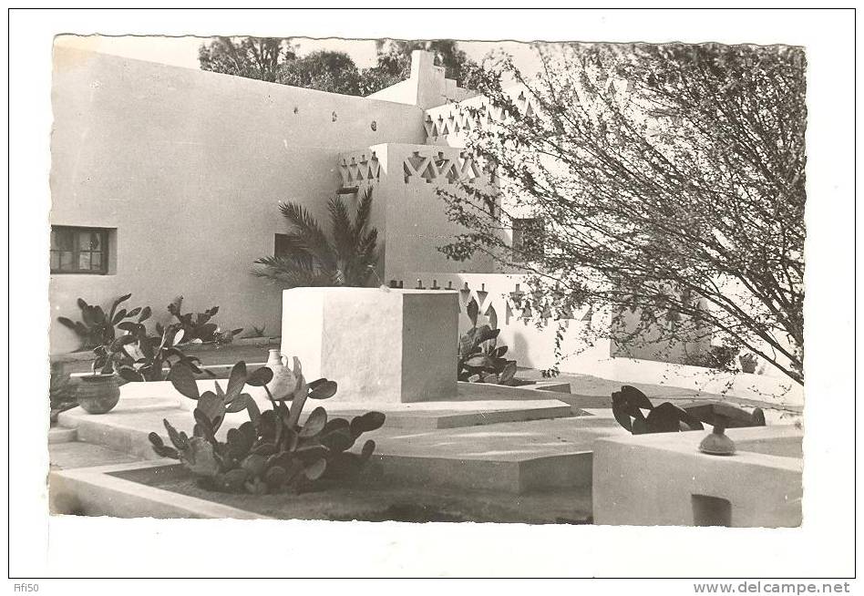 BENI - ABBES LA COUR DE L'HOTEL DE LA TRANSSAHARIENNE  photo JP Argence Colomb-béchar