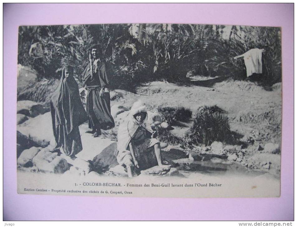 COLOMB-BECHAR    Femmes des Beni-Guil lavant dans l'Oued Béchar