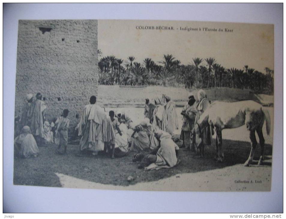 Algérie    COLOMB-BECHAR  -  Indigènes à l'entrée du KSAR   Belle animation
