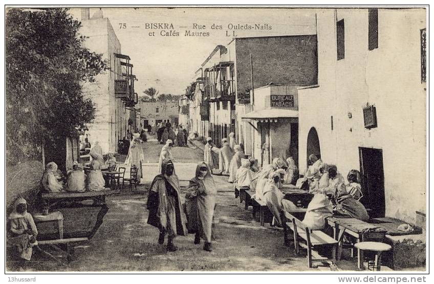 Carte Postale Ancienne Algérie -  Biskra. Rue des Ouled Naïls et Cafés Maures