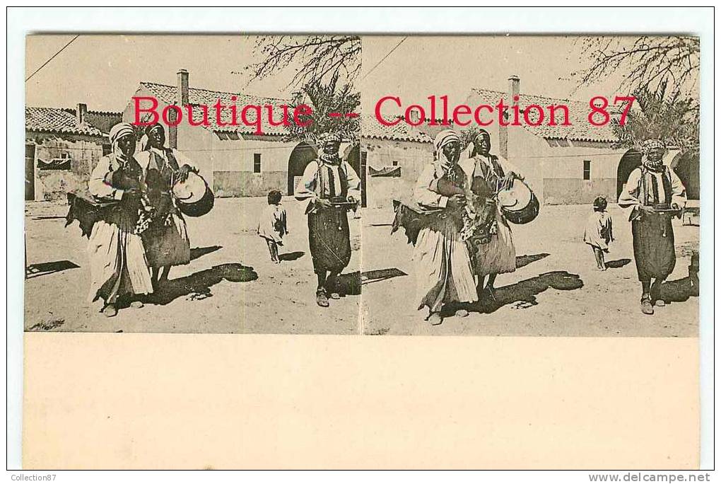 CPA  1900 de BISKRA STEREOSCOPIQUE - BON CHKIONA - MUSIQUE & DANSE des NEGRES - STEREOVIEW 1900´s - DOS VISIBLE