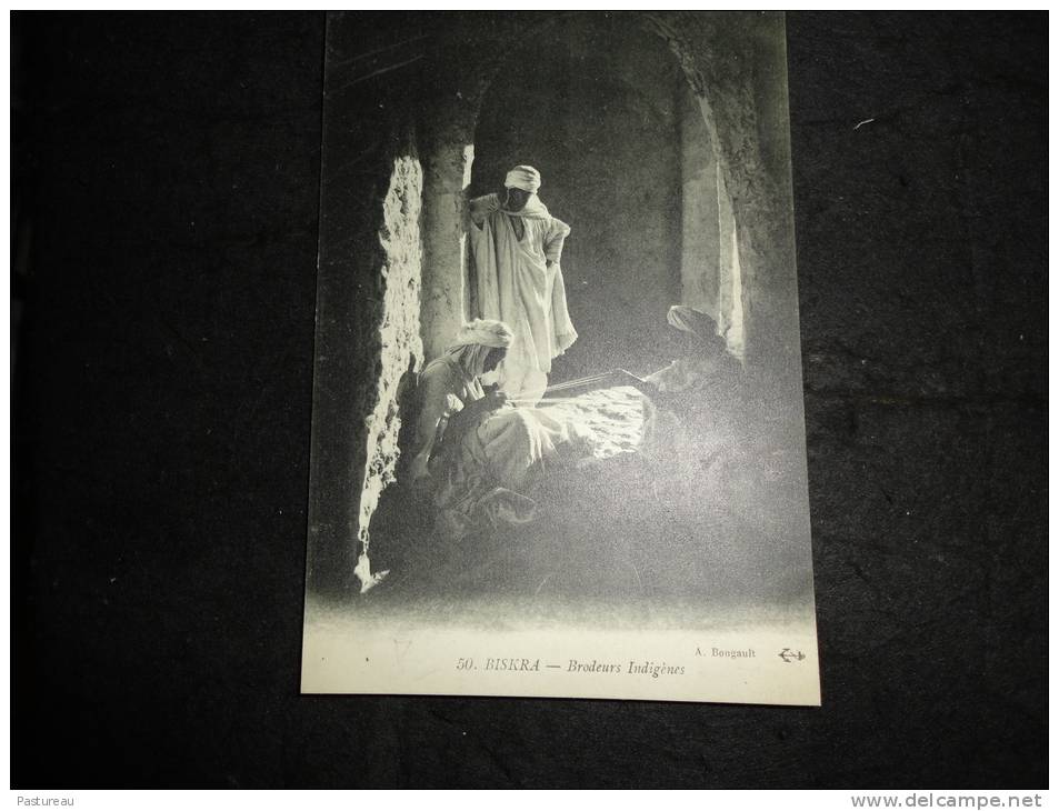 Algérie .Biskra. . Brodeurs Indigènes.