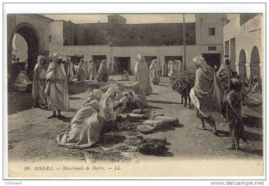 Carte Postale Ancienne Algérie. Biskra - Marchands de Dattes - Commerce, Fruits