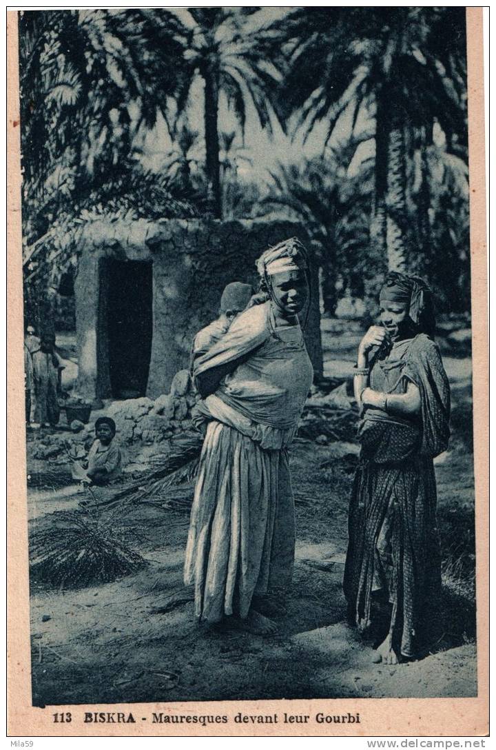 Biskra. Mauresques devant leur Gourbi.