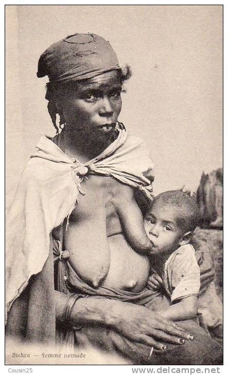 ALGERIE - BISKRA - Femme Nomade donnant le Sein