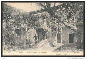 ALGERIE BISKRA Le bel    HOTEL du SAHARA    Cour Intèrieure Elégants voyageurs dans l' Escalier