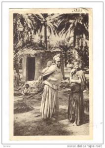 BISKRA - Mauresques devant leur Gourbi, PU-1918 Algeria
